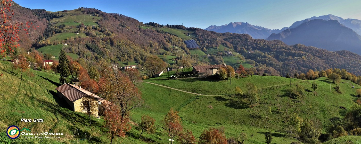 09 Ampia vista panoramica sul percorso per Baita Campo a sx con Era e Cespedosio di Camerata Cornello a dx.jpg